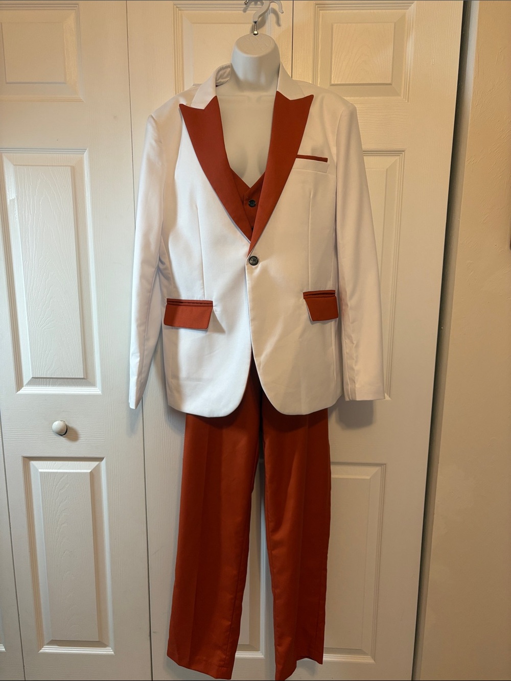 NWOT Men's 3-Piece Contrast Suit (Jacket, Vest & Trousers) – White & Rust / Lrg.